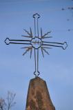 Żelazny krzyż zwieńczenie kamiennej kolumny