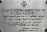 Tablica na grobie nieznanego polskiego żołnierza